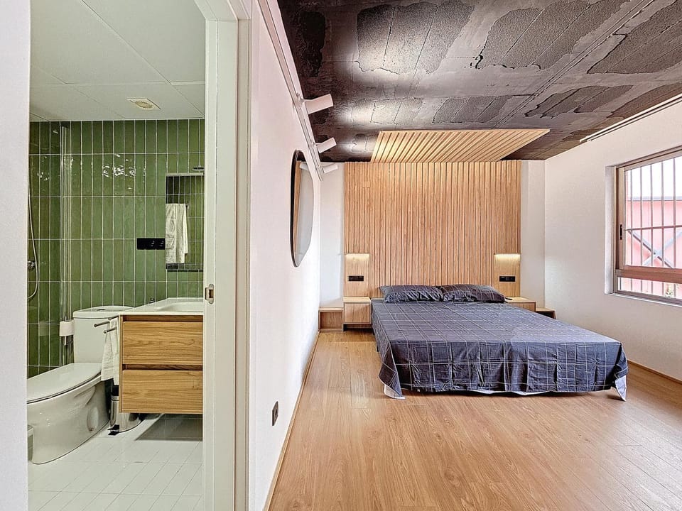 Shower, Toilet, Bed, Bathroom, Photo of the whole room, Bedroom, air conditioner