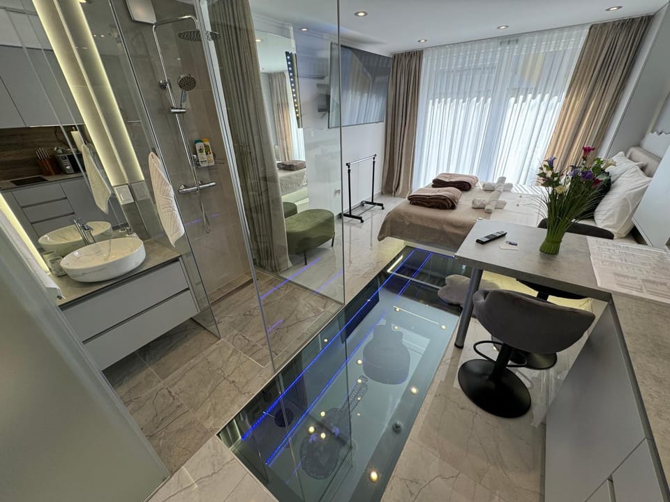 La Luna Petite Suite Deluxe Apartment with Pool & Jacuzzi, Bikes and Secured Parking Hotel in Croatia