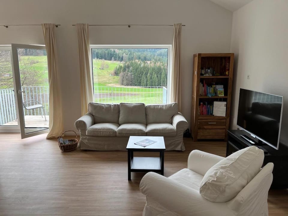 TV and multimedia, Living room, Seating area, Garden view