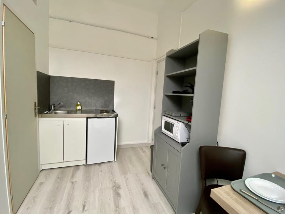 Kitchen or kitchenette, minibar, stove