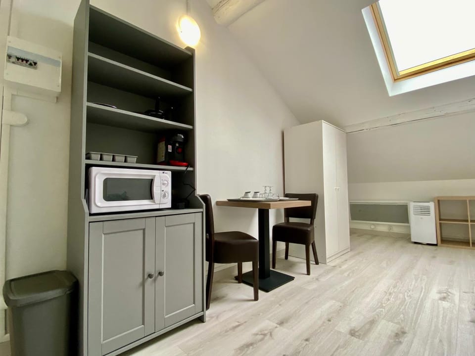 Kitchen or kitchenette, Dining area, minibar, stove