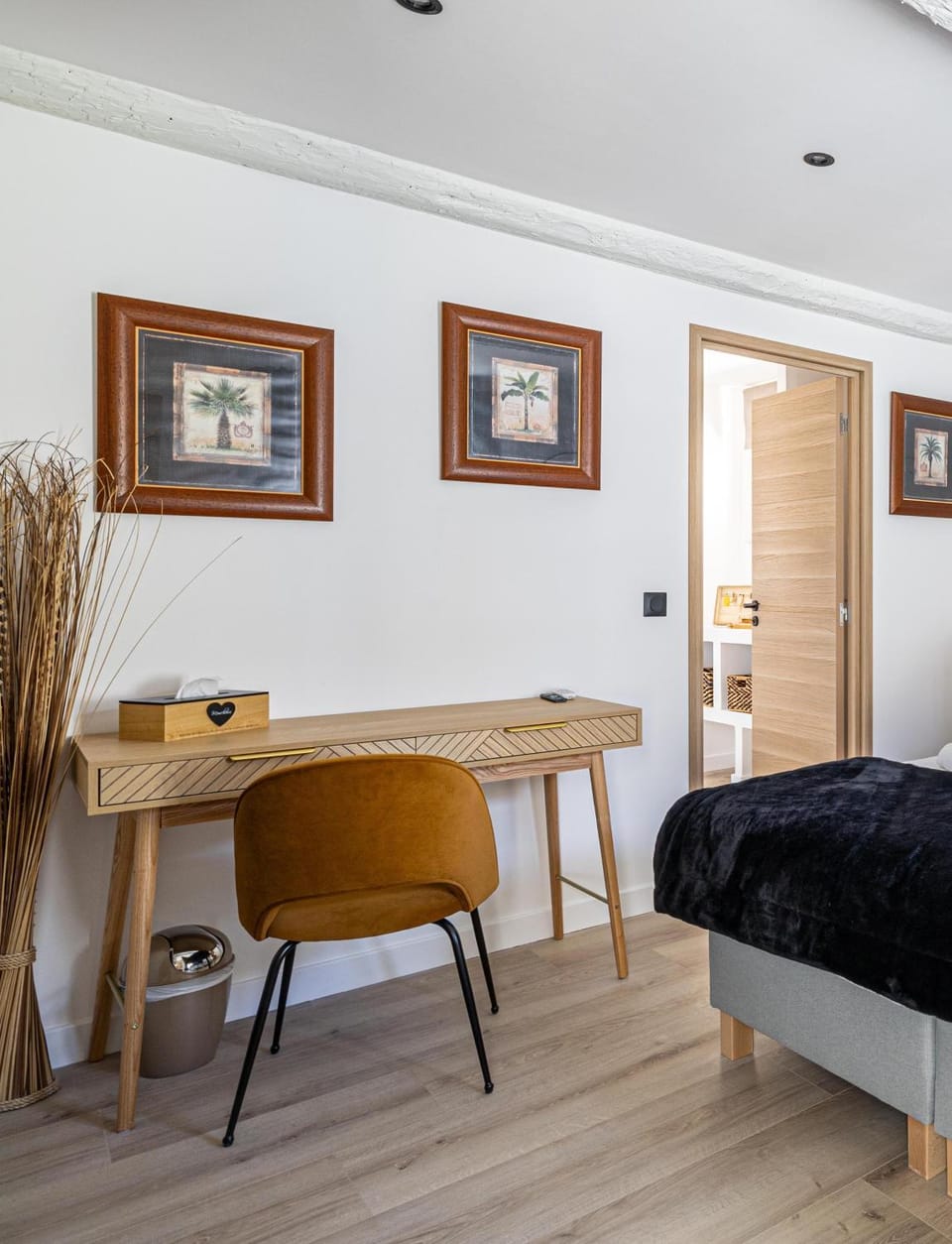 Bed, Seating area, Bedroom