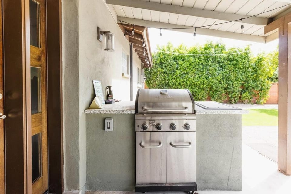 Heated Pool Outdoor Kitchen Patio Modern Design House in Scottsdale
