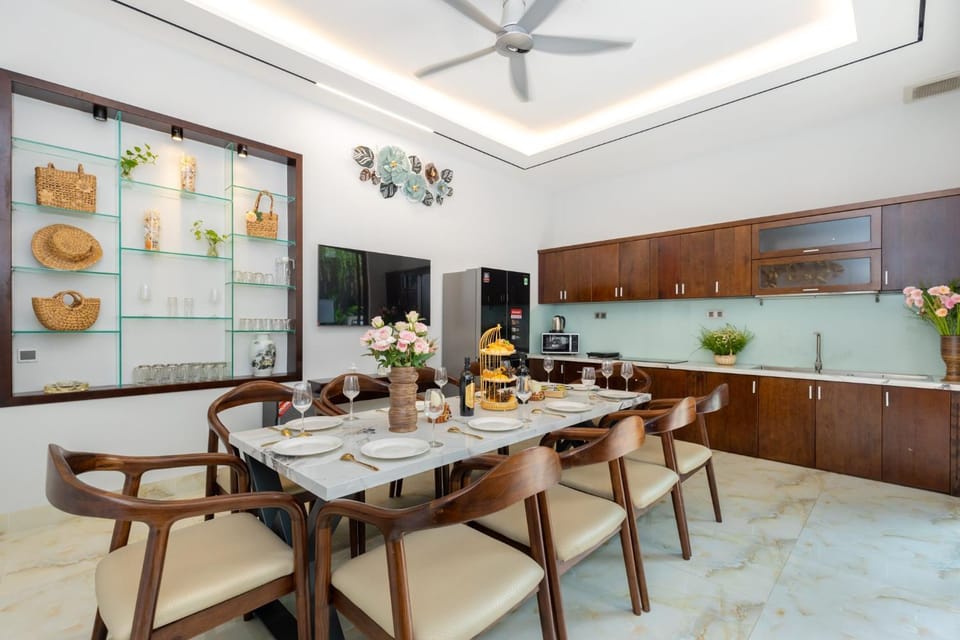 Kitchen or kitchenette, Food and drinks, Dining area, Food, Breakfast, fireplace