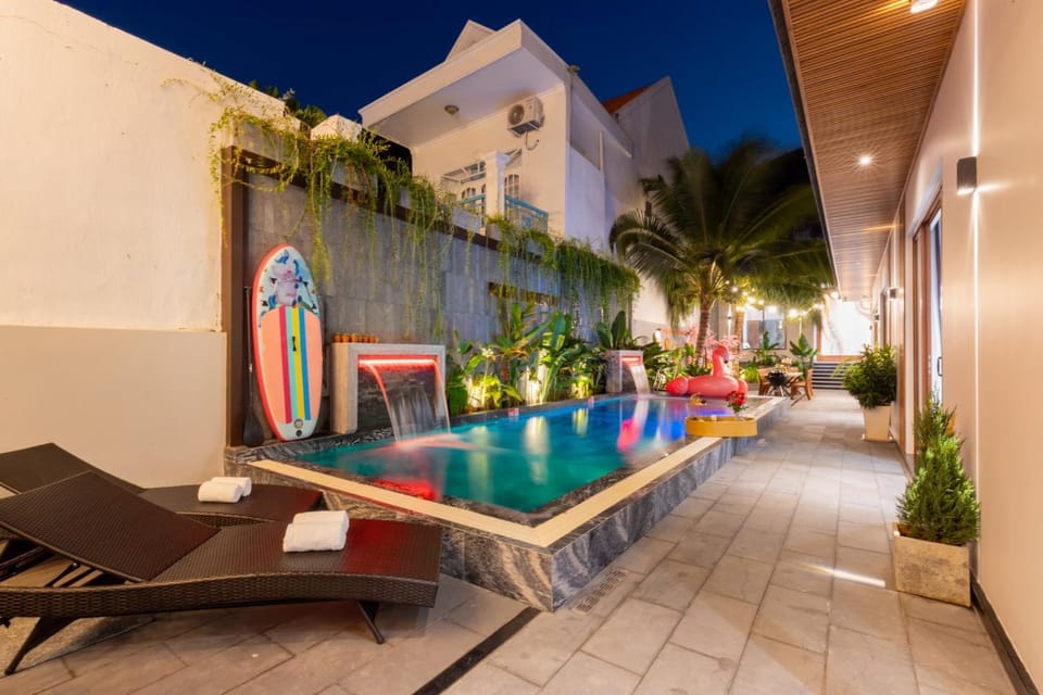 Patio, Communal lounge/ TV room, Night, Nightclub / DJ, Evening entertainment, Pool view, Swimming pool, sunbed