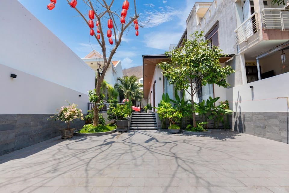 Property building, Spring, Day, Garden, Garden view