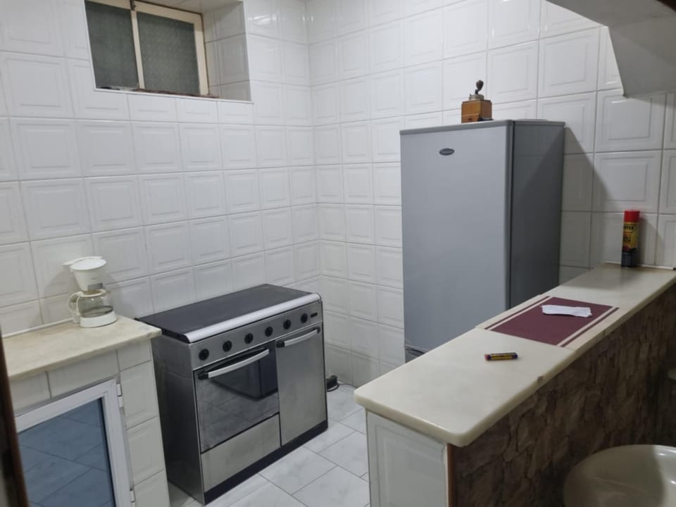 Kitchen or kitchenette, dishwasher, minibar, oven, stove
