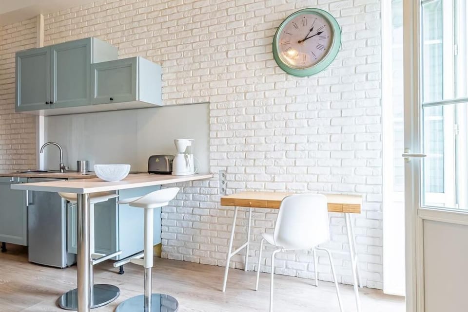 Kitchen or kitchenette, Seating area, Dining area