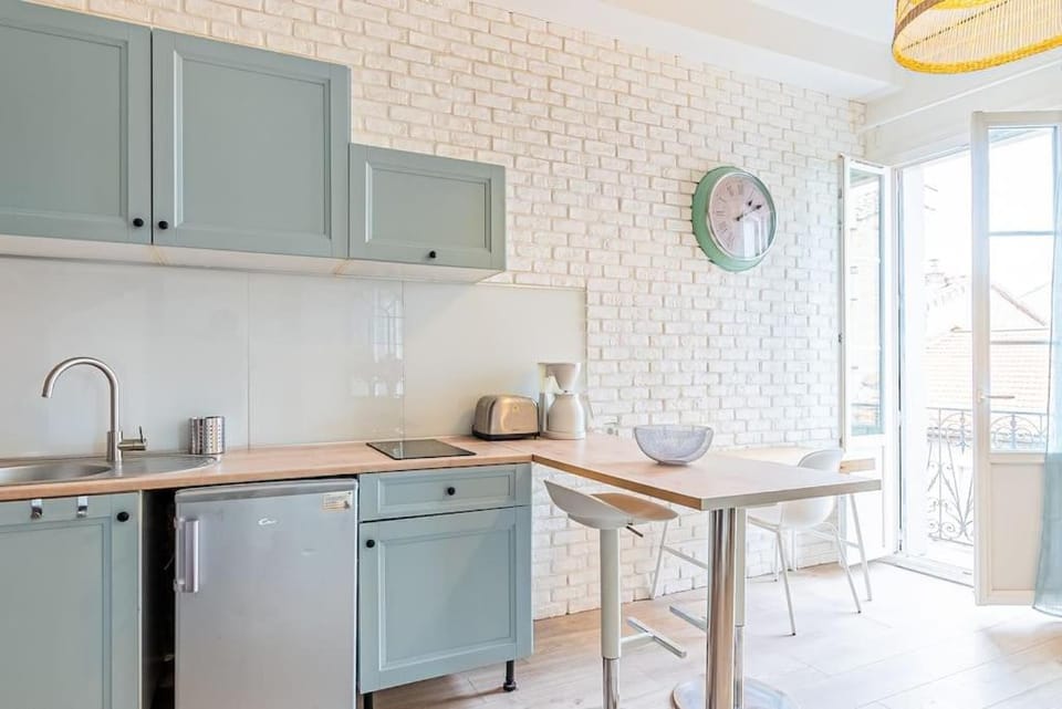 Kitchen or kitchenette, Dining area, stove