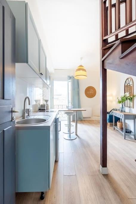 Kitchen or kitchenette, Dining area, minibar, stove