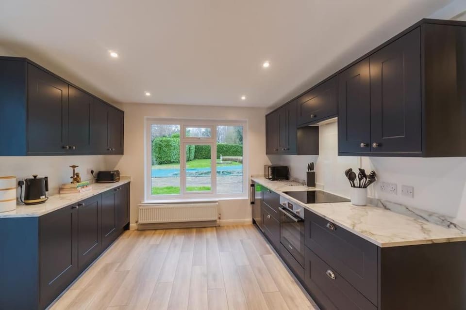 Wellness Escape by River, Sauna, Heated Pool, Hot Tub House in Windsor