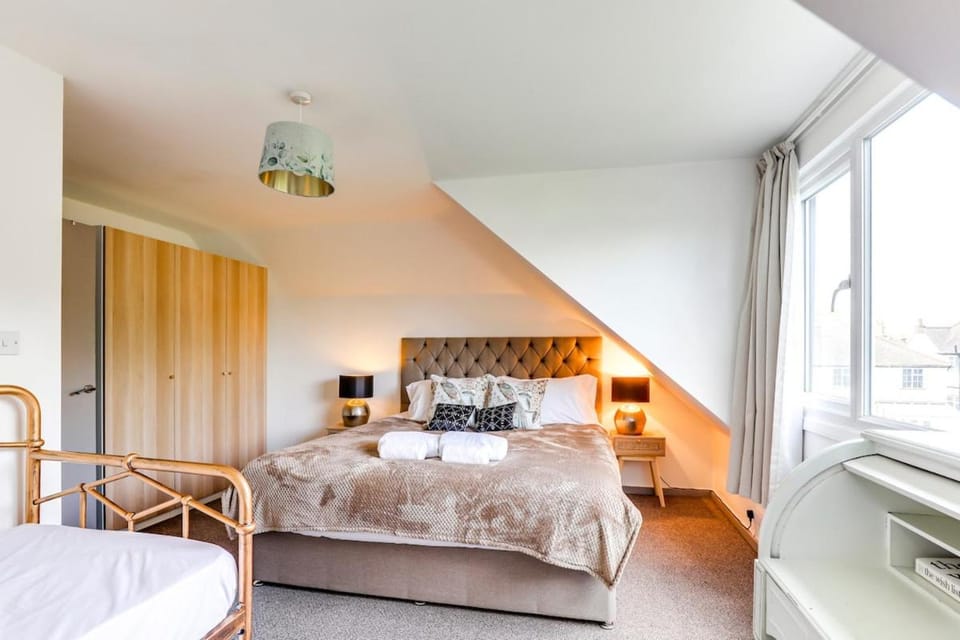Bed, Photo of the whole room, Bedroom