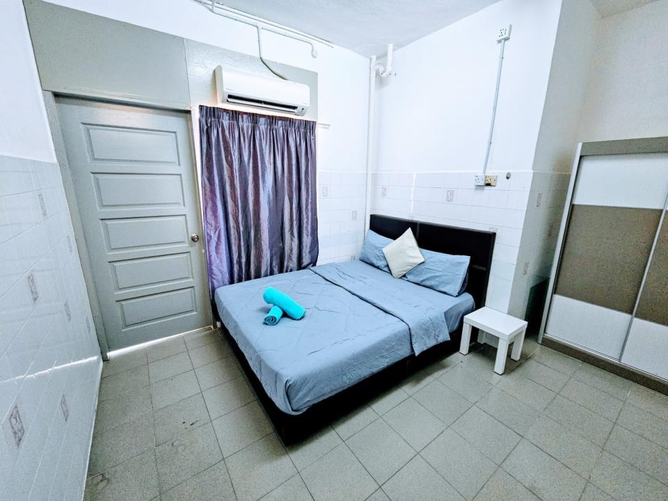 Bed, Photo of the whole room, Bedroom, towels, wardrobe, air conditioner