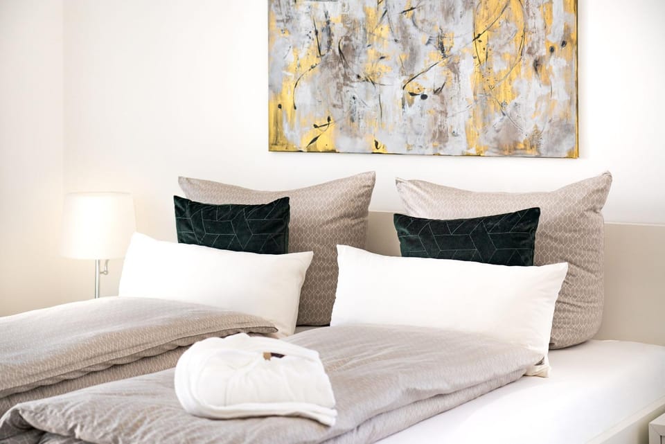 Bed, Bedroom, towels