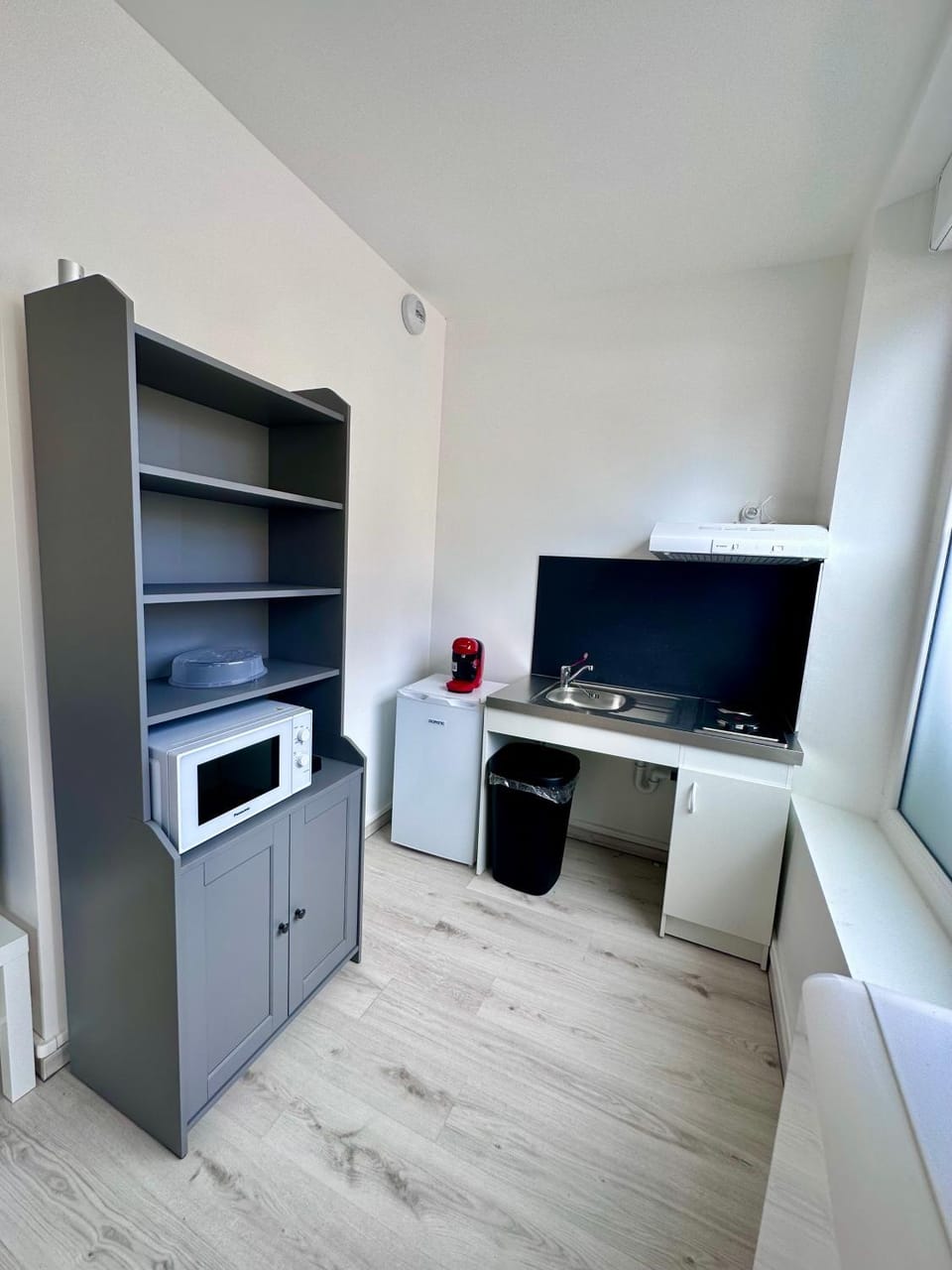 Kitchen or kitchenette, minibar