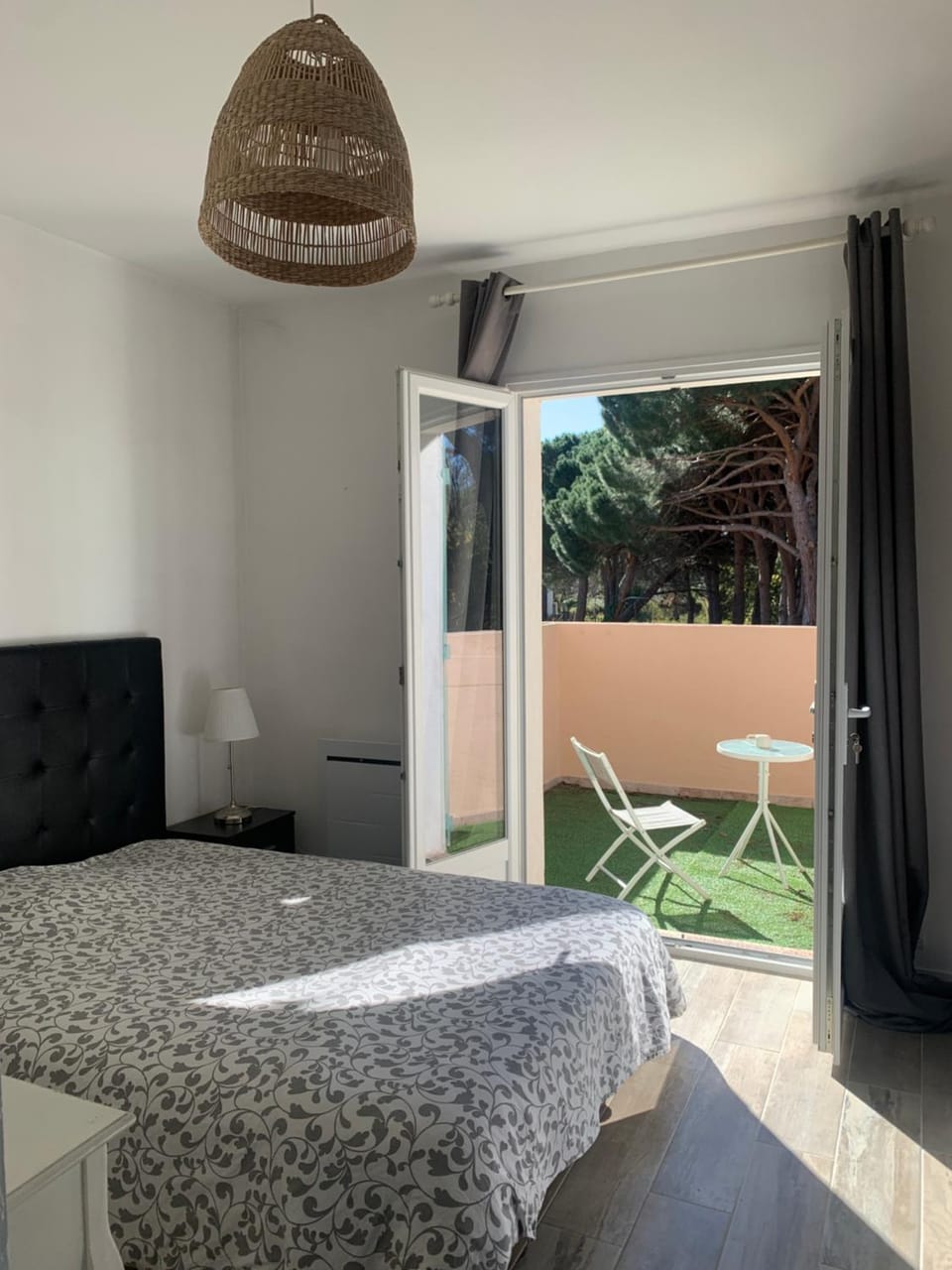 Bed, View (from property/room), Balcony/Terrace, Photo of the whole room, Seating area, Bedroom