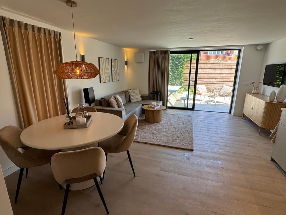TV and multimedia, Living room, Seating area, Dining area