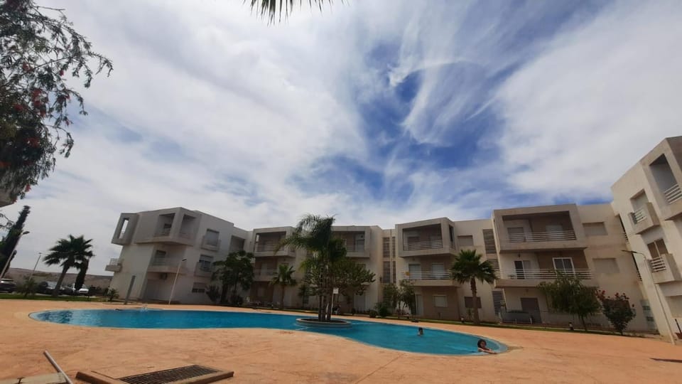Property building, Day, Pool view, Swimming pool, sunbed
