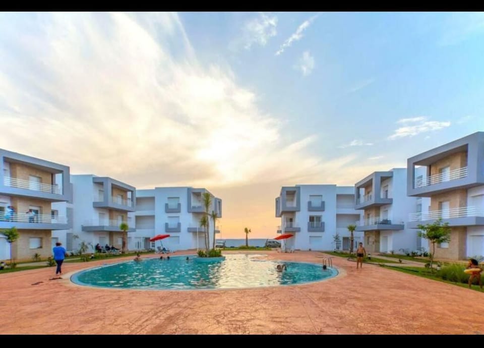 Property building, Day, Swimming pool, sunbed