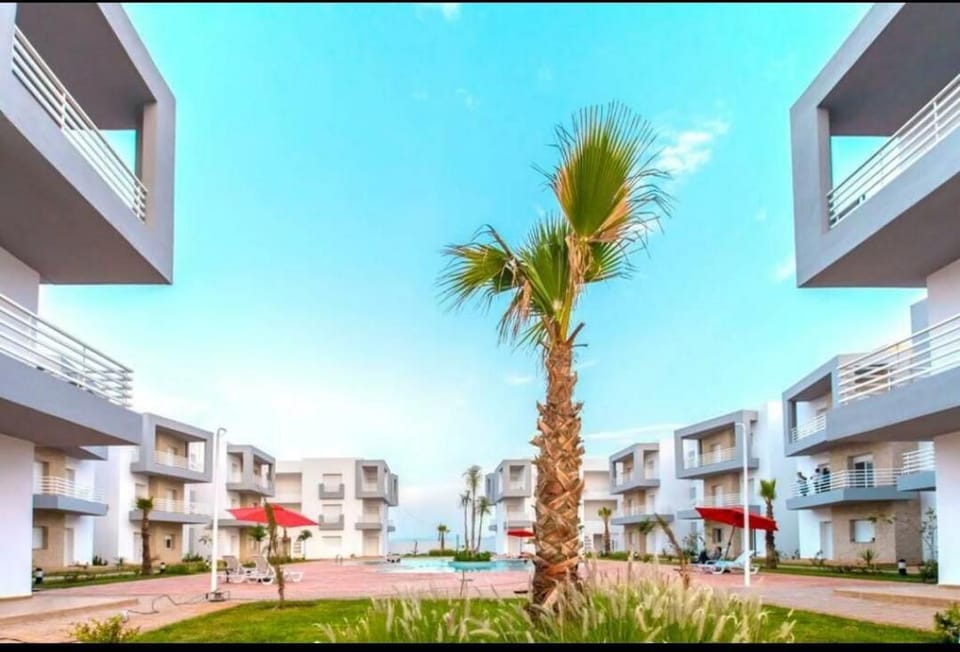 Property building, Spring, Day, Neighbourhood, Garden, Swimming pool, Location