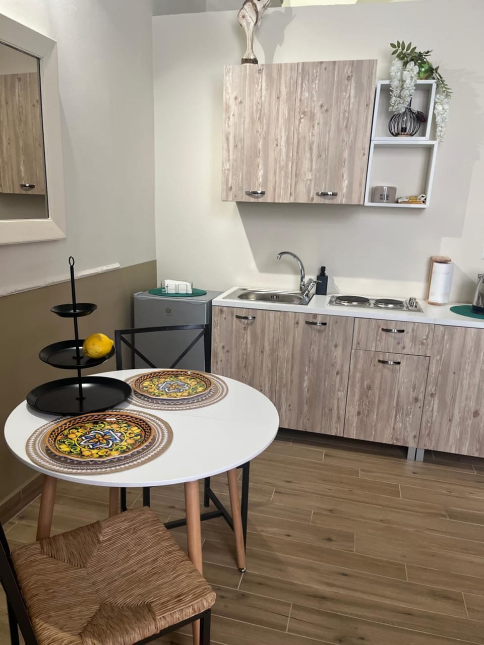 Kitchen or kitchenette, Dining area, minibar, stove