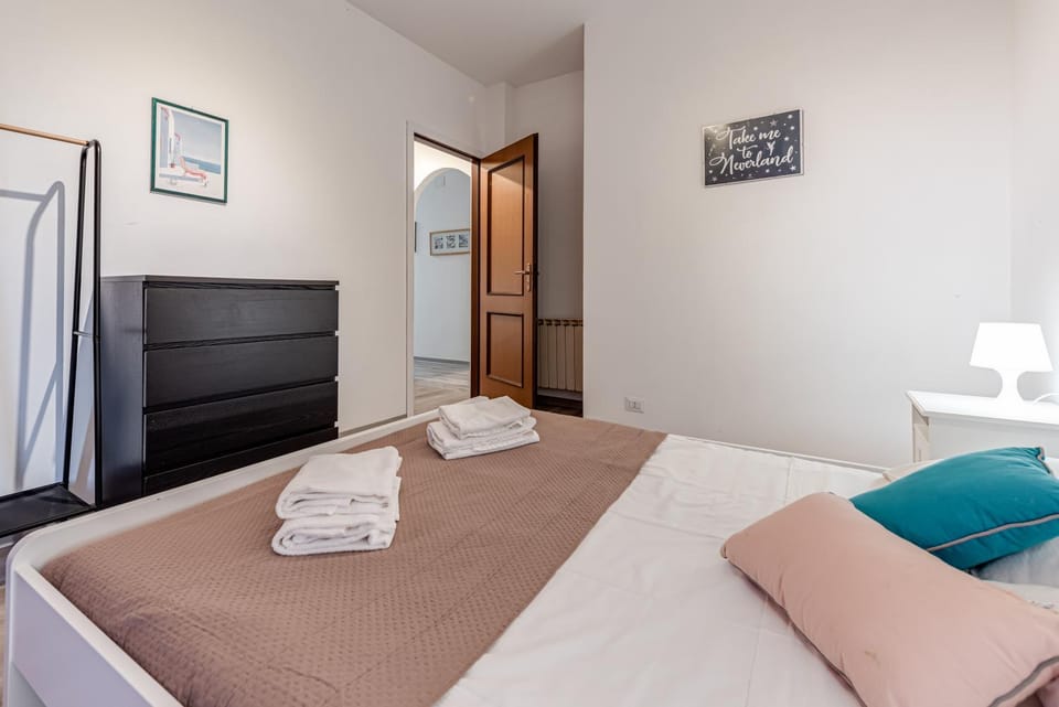 Bed, Bedroom, towels, wardrobe