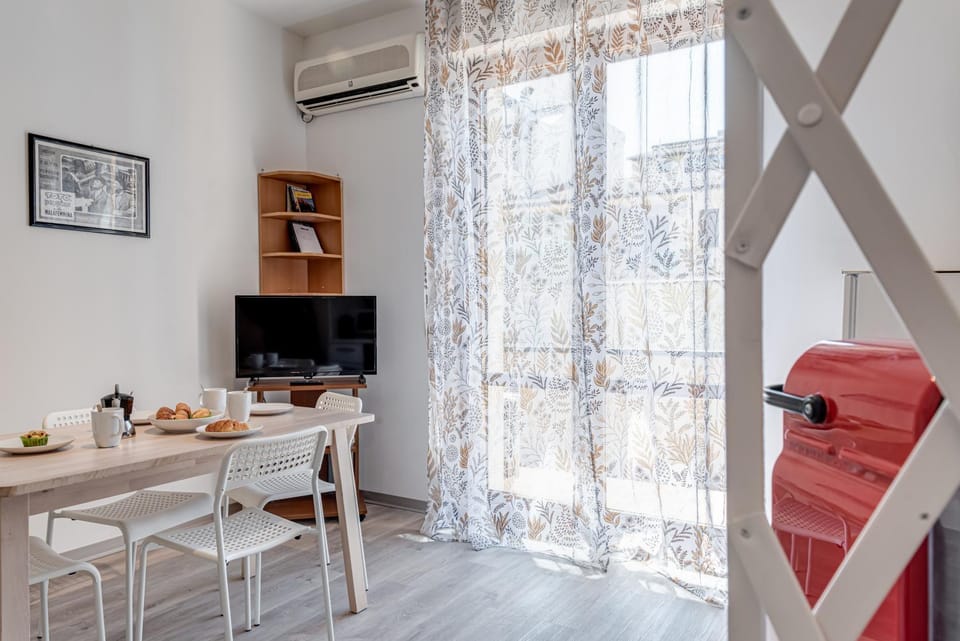 TV and multimedia, Living room, Dining area, air conditioner