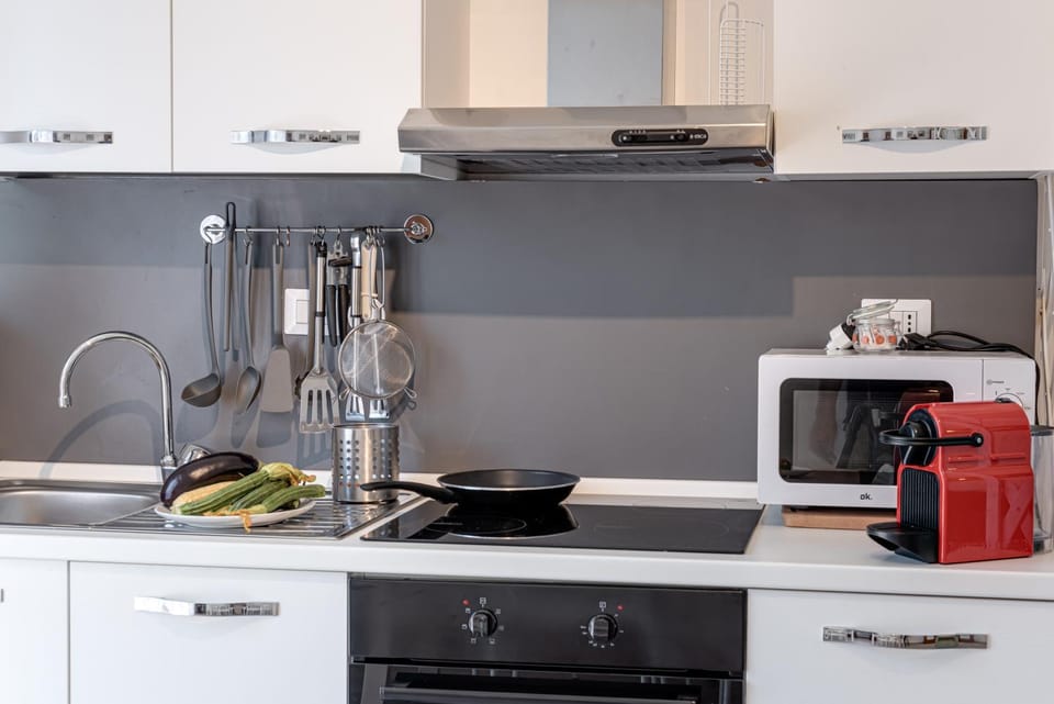 Coffee/tea facilities, Kitchen or kitchenette, oven, stove