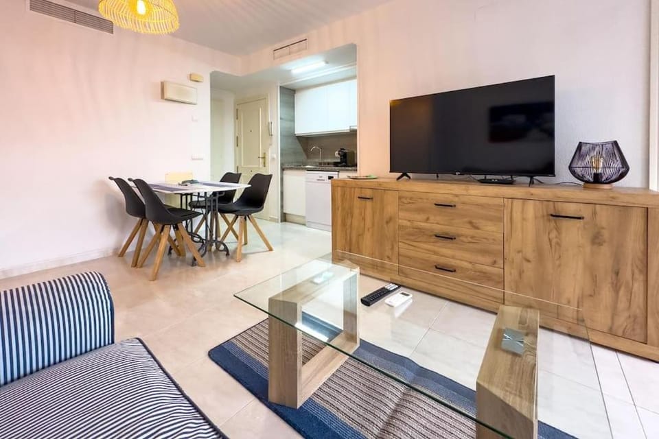 Communal lounge/ TV room, TV and multimedia, Living room, Dining area