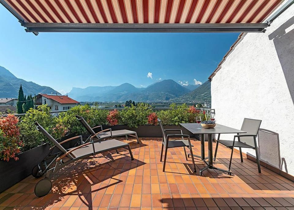 Property building, Balcony/Terrace, Living room