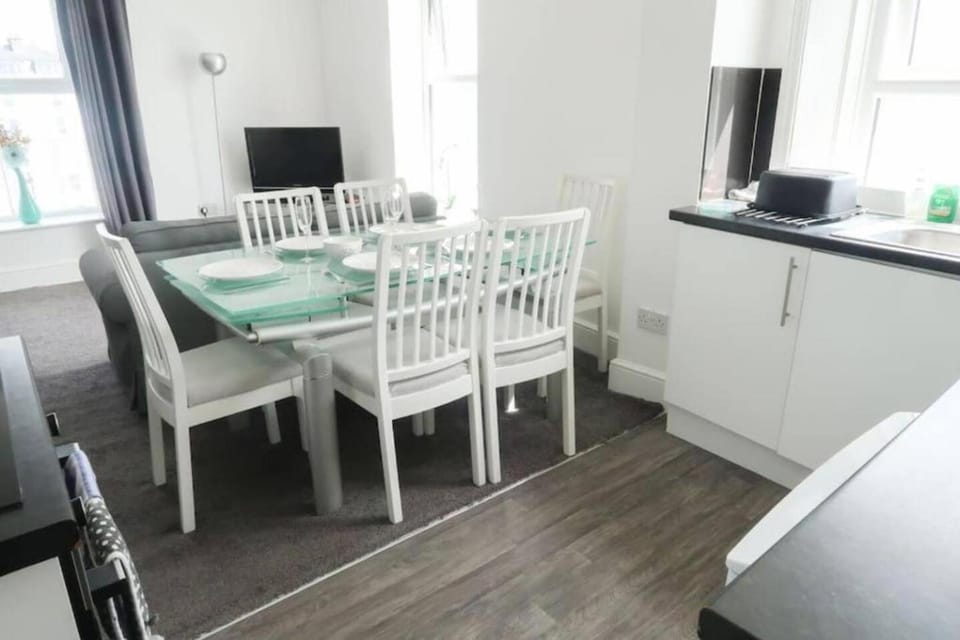 TV and multimedia, Kitchen or kitchenette, Dining area