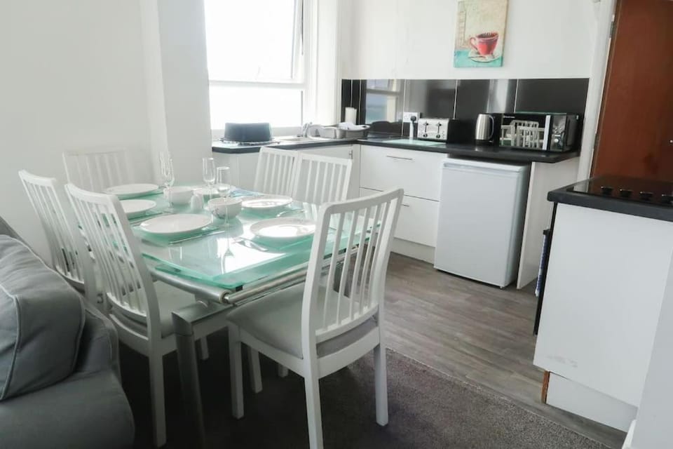 Coffee/tea facilities, Kitchen or kitchenette, Seating area, Dining area, minibar, pet friendly, stove, toaster