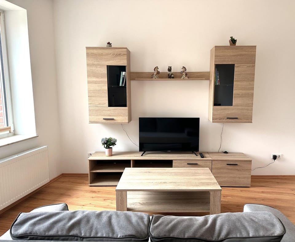 Communal lounge/ TV room, TV and multimedia, Living room, Seating area, Evening entertainment