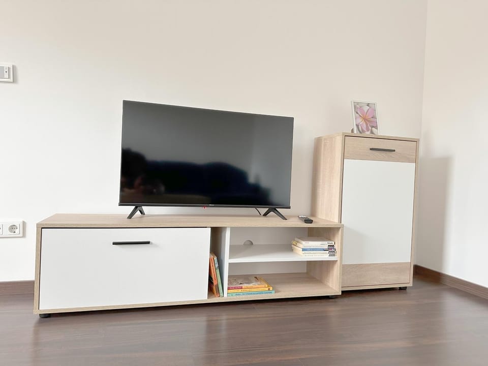 TV and multimedia, Living room, Evening entertainment