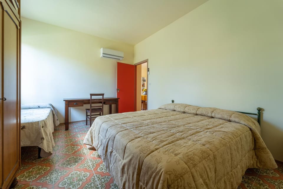 Bed, Photo of the whole room, Bedroom, air conditioner
