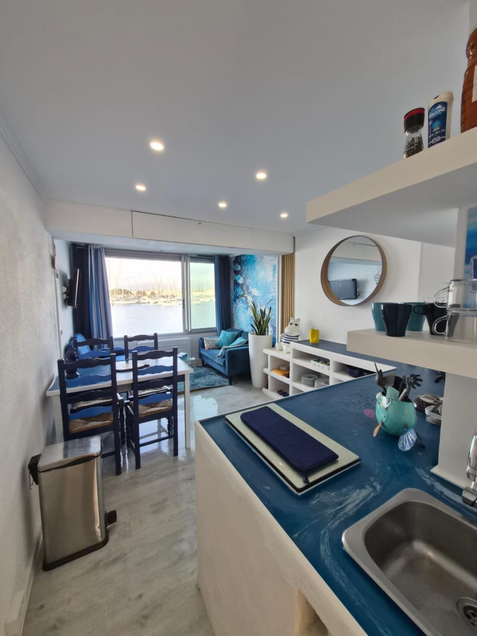 Kitchen or kitchenette, Dining area, stove