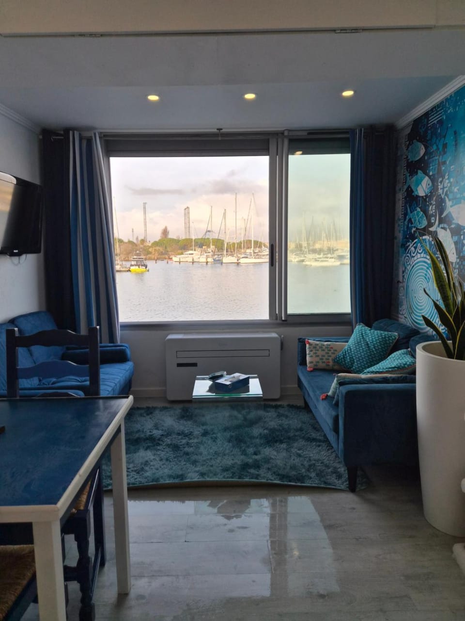 TV and multimedia, Living room, River view