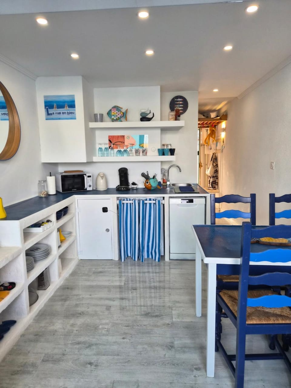 Kitchen or kitchenette, Dining area