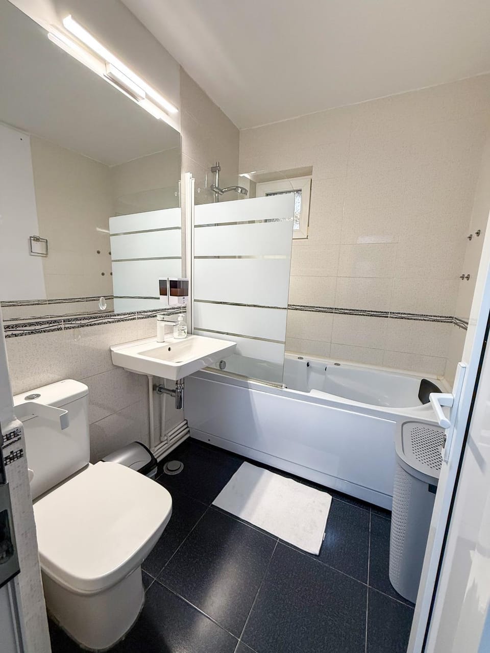 Hideout Cozy 2 rooms near Palas Mall & city center, warmy, invoice available, parking space, Ultracomfy Apartment in Moldova