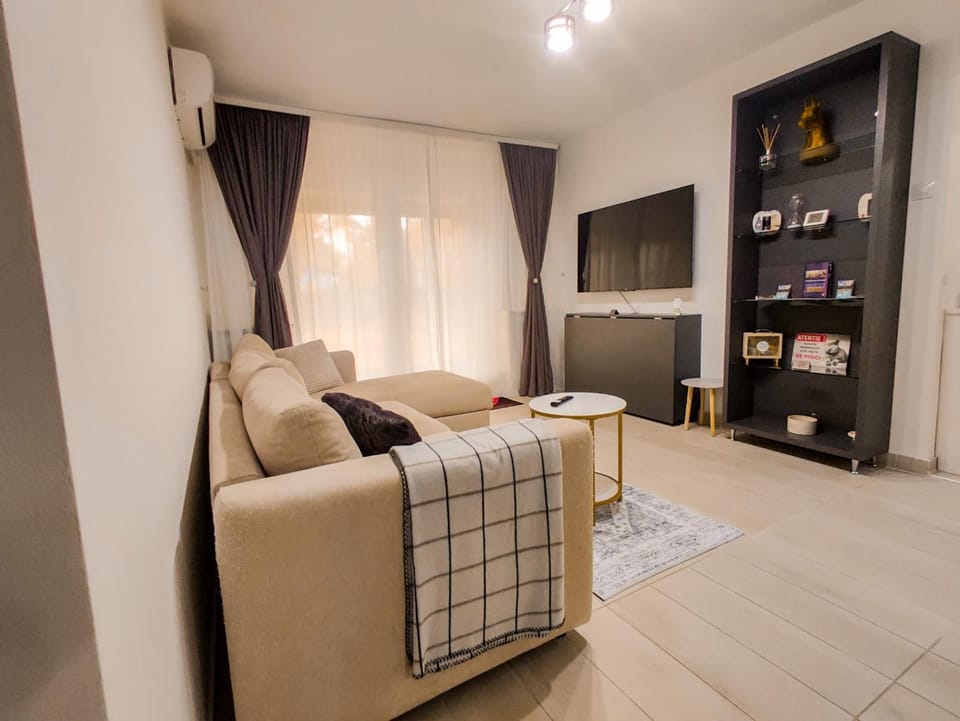 Communal lounge/ TV room, TV and multimedia, Living room, Seating area, Evening entertainment