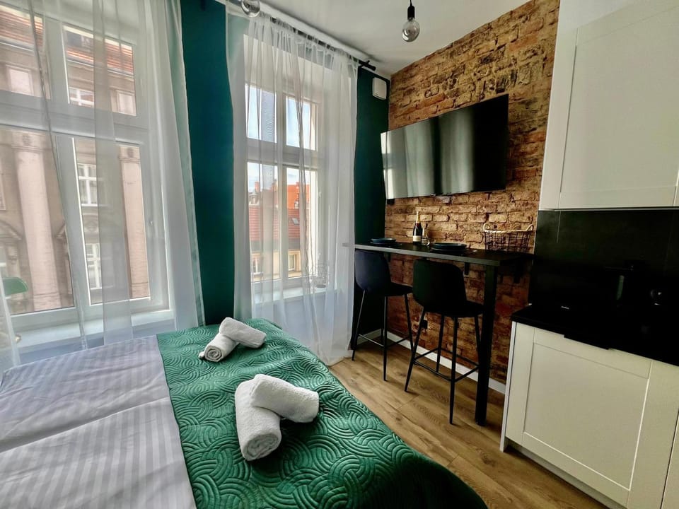 Bed, Photo of the whole room, Seating area, Dining area, Bedroom, towels