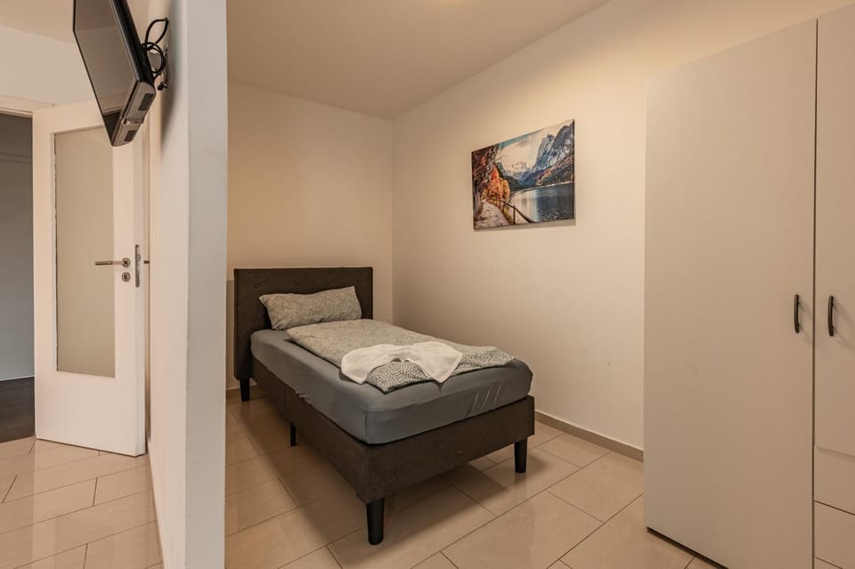 Bed, Photo of the whole room, towels, wardrobe