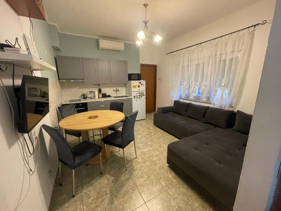 Kitchen or kitchenette, Living room, Seating area, Dining area, oven, stove