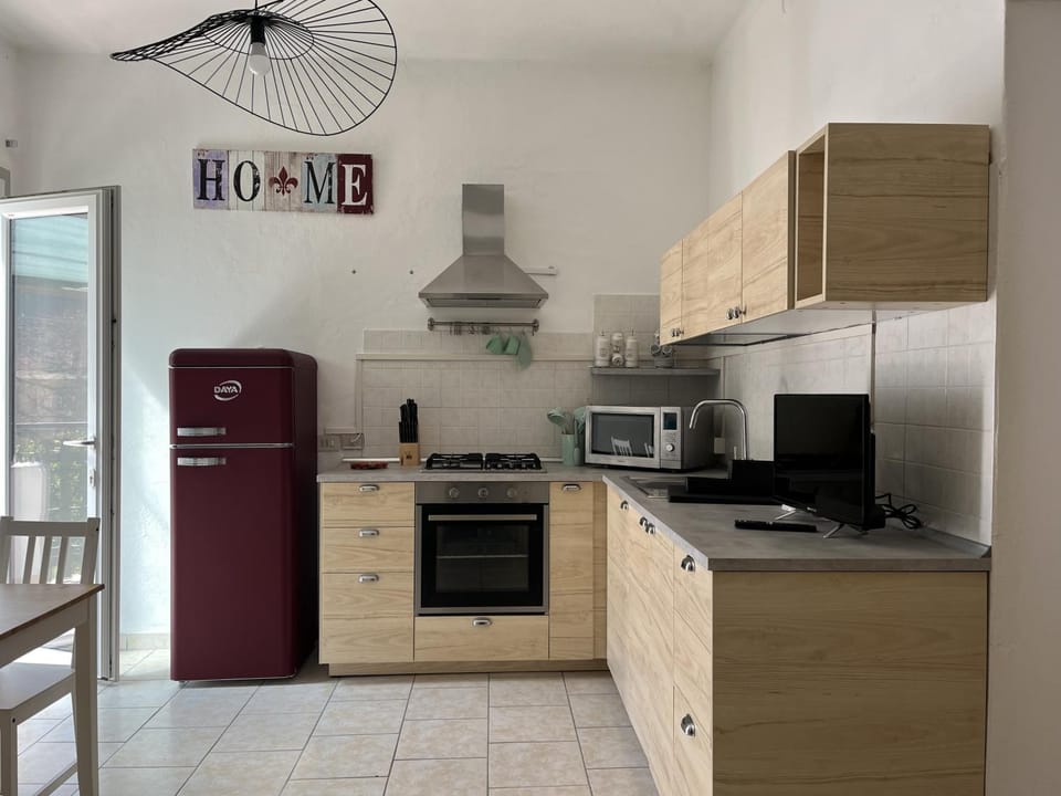Kitchen or kitchenette, Dining area, minibar, pet friendly, stove