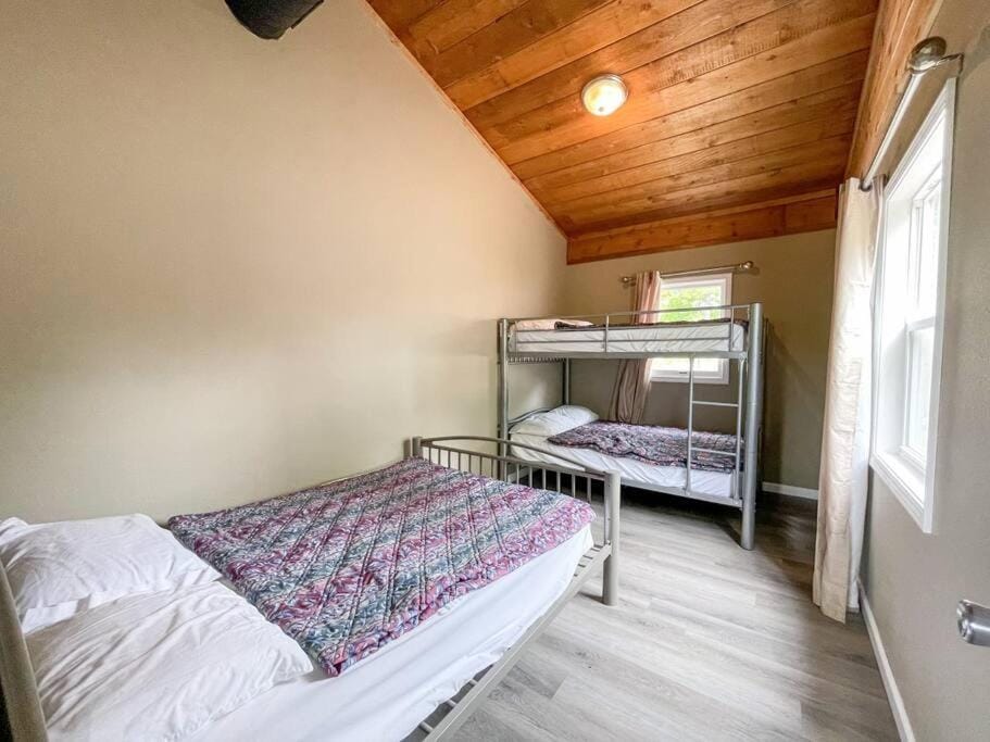 Villa 1 sleep 6 w/VIP pkg- Bachelor parties here! House in Village Four Seasons