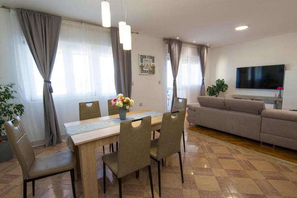 Seating area, Dining area, Evening entertainment
