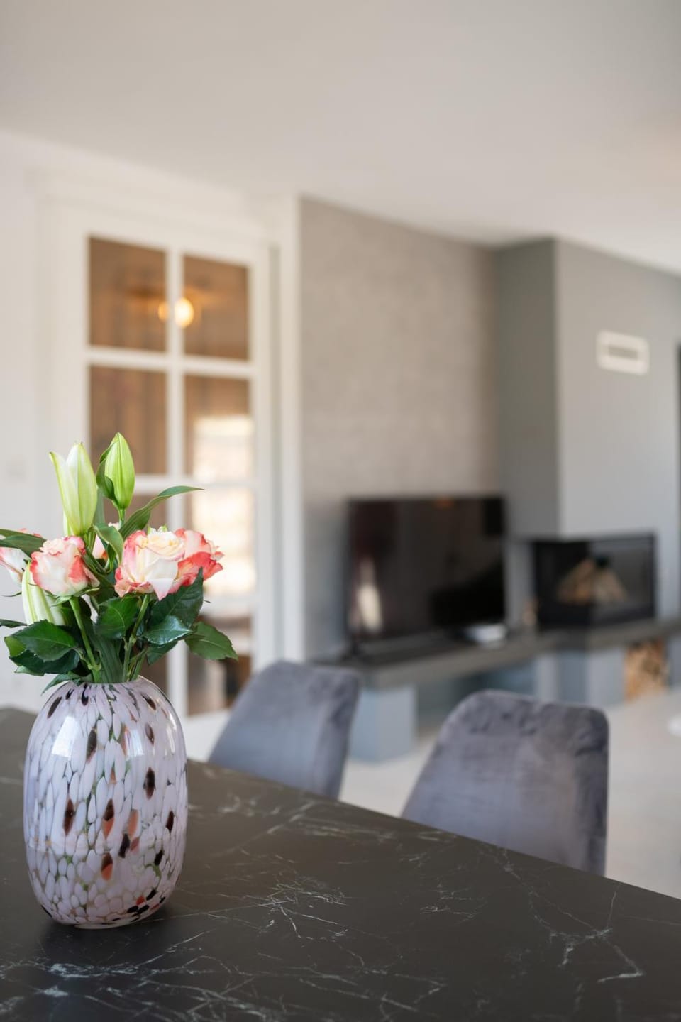 TV and multimedia, Living room, Seating area, Evening entertainment