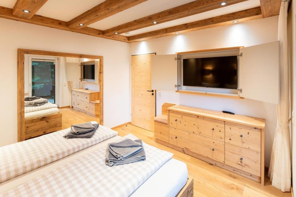 Bed, TV and multimedia, Photo of the whole room, Bedroom, towels