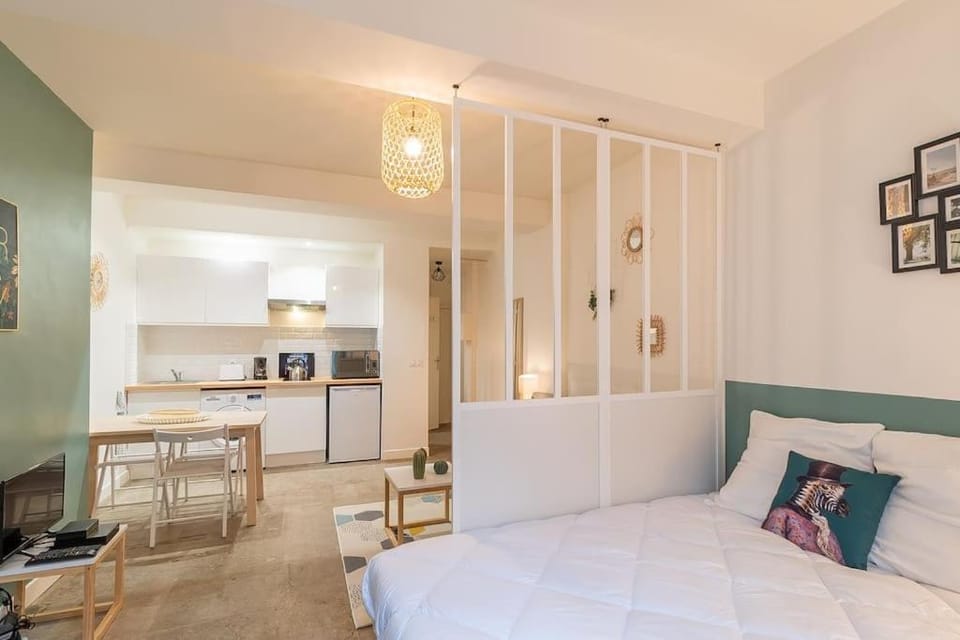 Bed, Dining area
