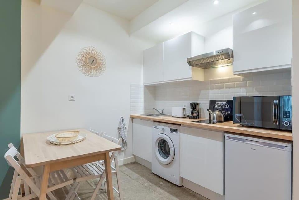 Coffee/tea facilities, Kitchen or kitchenette, Dining area, minibar, stove, toaster, washing machine